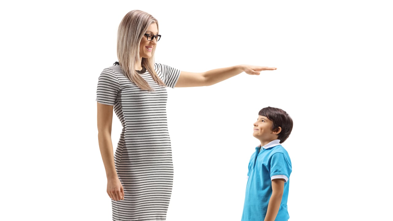 Debido a su condición, la joven de 24 años generalmente se mueve en una silla de ruedas, pero puede usar un caminador por periodos cortos de tiempo.