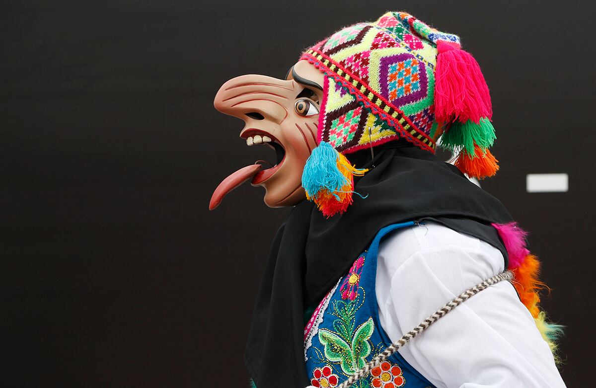 Un bailarín interpreta una danza en la Cumbre de Cambio Climático en Lima, Perú. (AP)