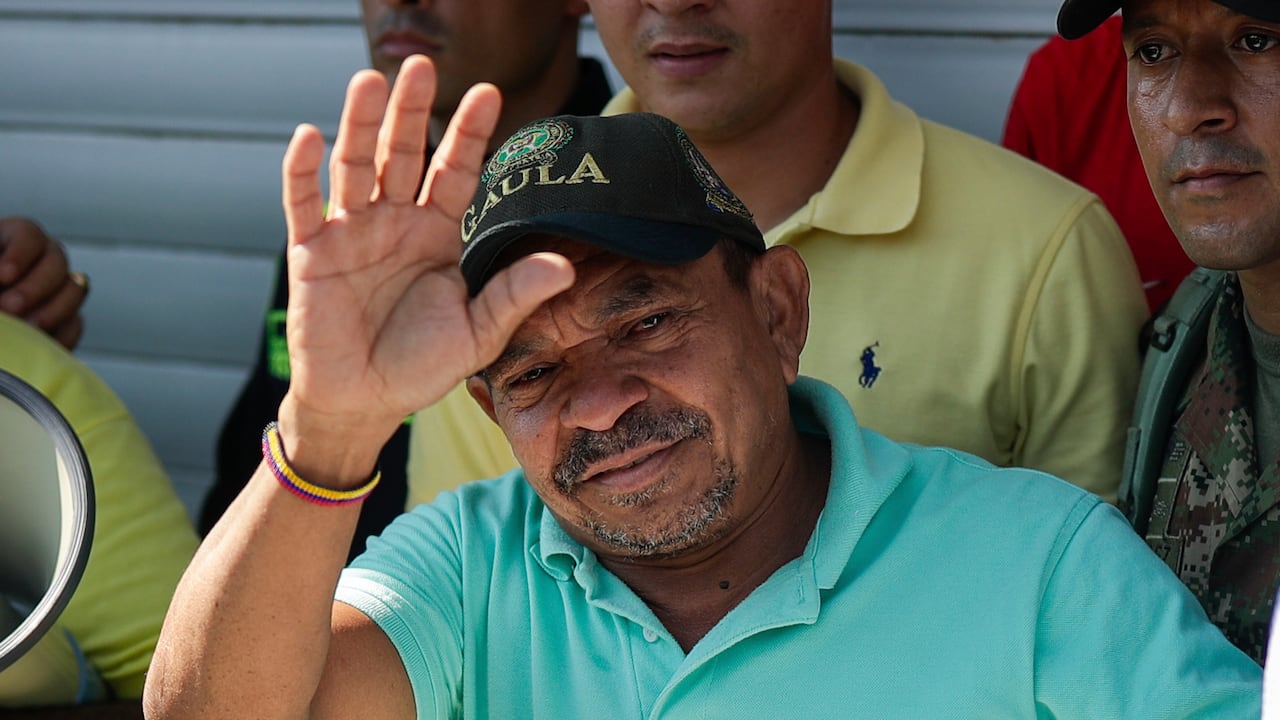 Luis Manuel Díaz, padre del futbolista del Liverpool, saluda sus vecinos en su casa en Barracas, Colombia, tras ser liberado por el ELN el jueves 9 de noviembre del 2023. (AP Foto/Iván Valencia)
