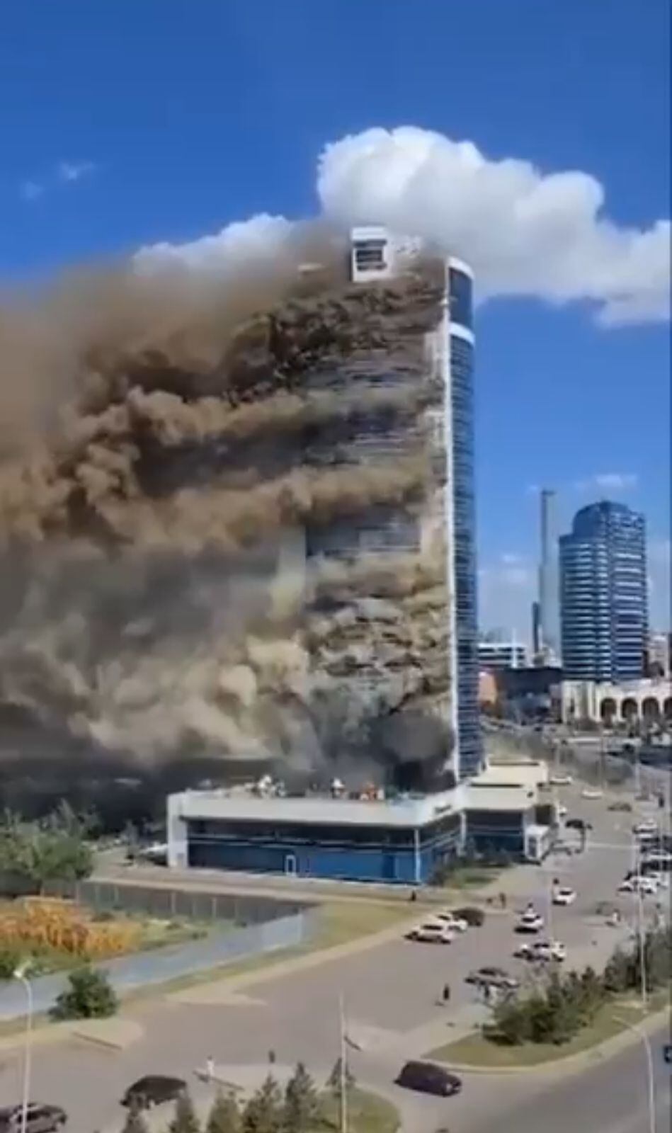 Los bomberos reportaron varios heridos mientras las autoridades seguían evacuando el edificio