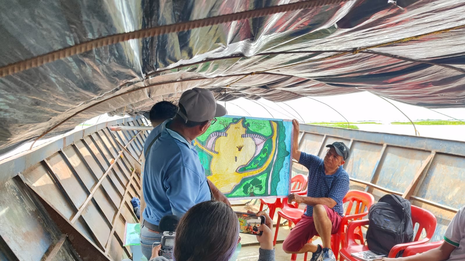 Jairo Rafael Castro Acosta ha convertido su aula en un bastión de esperanza. Él mismo exniño desplazado, eligió la docencia para romper ciclos de abandono. En la Institución Educativa San Marcos, imparte STEM y Matemáticas, pero su verdadero legado es la Pedagogía Anfibia y la iniciativa Agroanfibia.