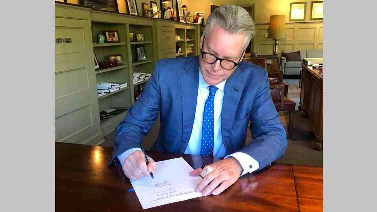 Ed Bastian, director ejecutivo de Delta Airlines, firma el acuerdo con Latam Airlines