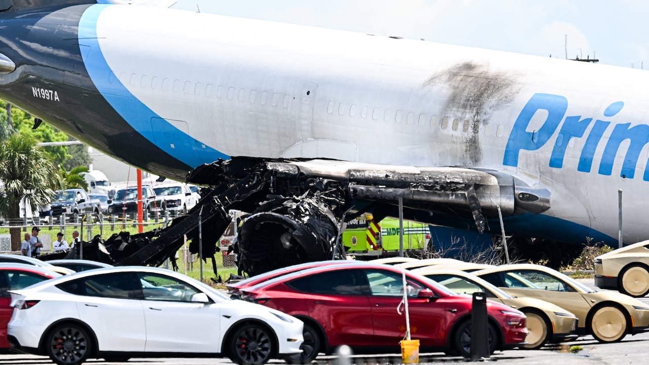 Un avión de carga de Prime Air reposa en el suelo tras haberse salido de la pista y chocado contra automóviles el día anterior en el Aeropuerto Internacional de Miami, Florida, el 7 de septiembre. (Foto de CHANDAN KHANNA / AFP)