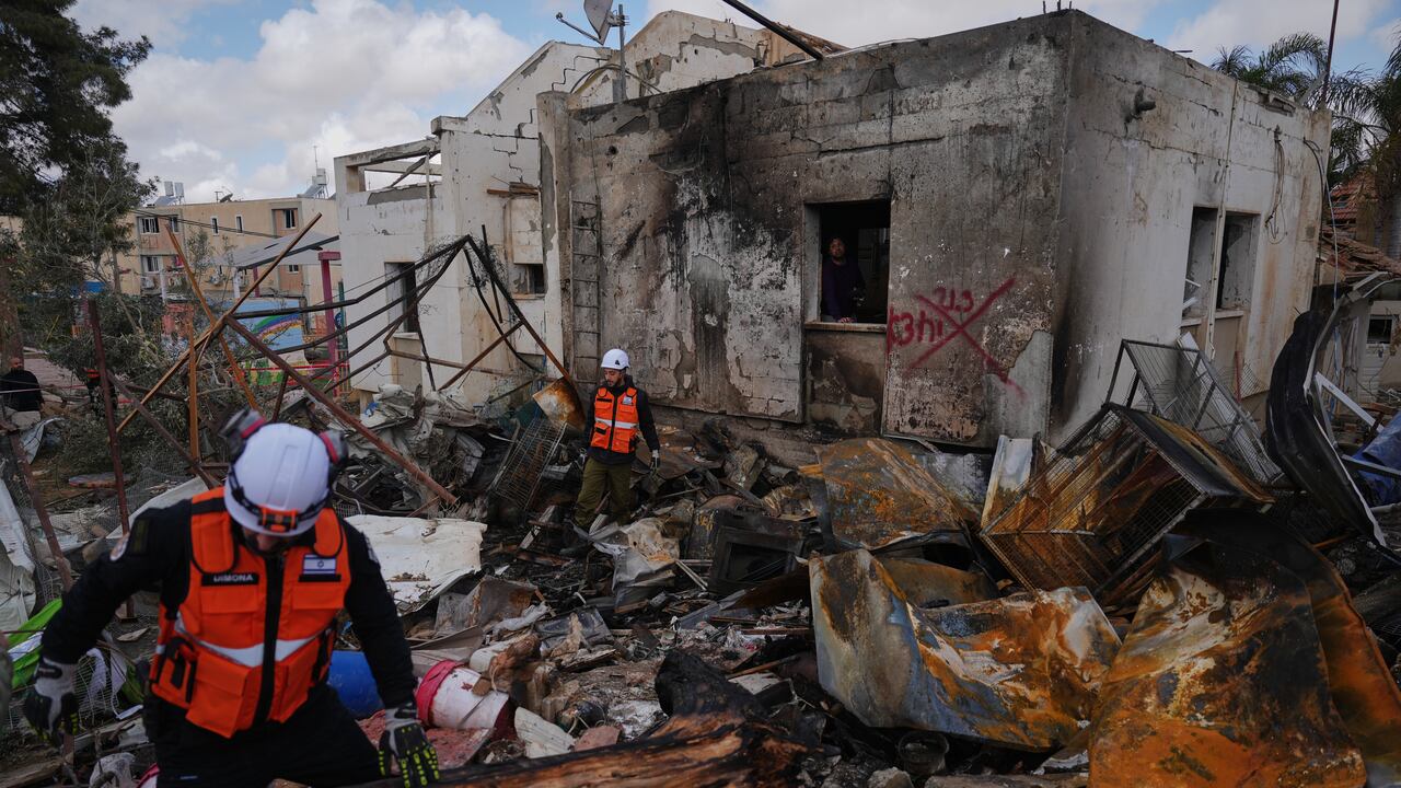 Fuerzas de seguridad israelíes inspeccionan el lugar alcanzado por un misil iraní en Dimona, al sur de Israel.