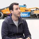 Simón Borrero, CEO de Rappi. Al fondo, la pauta de su compañía, que salió en un McLaren de Fórmula Uno en noviembre de 2021