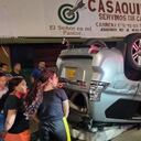 La camioneta dio un giro de 180 grados, quedando completamente volcada.