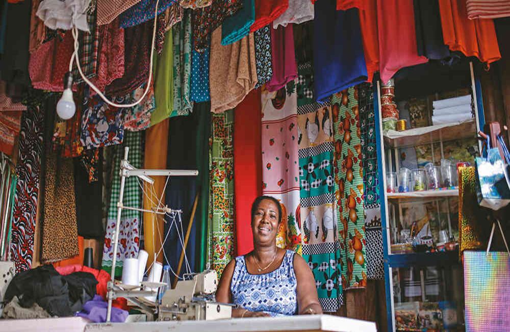 Diamantina Cuesta trabajó como auxiliar de enfermería en Medellín. Decidió volver al pueblo para vivir de un oficio alterno: la costura. Las vigieñas le compran vestidos, faldas, juegos para tapizar los baños y cortinas. 