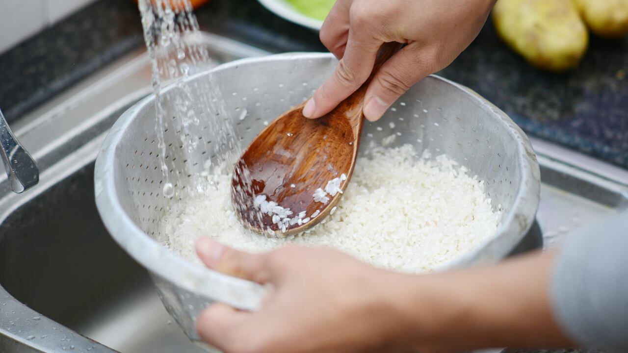 El arroz debe lavarse antes de cocinarse.