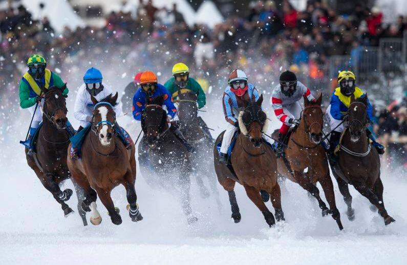 Raphael Lingg en Filou, segundo desde la izquierda, está en camino a ganar el GP Christoffel Bau Trophy, el segundo fin de semana de las carreras White Turf en St. Moritz, Suiza, el domingo 10 de febrero de 2019. FOTO:  Peter Klaunzer / Keystone a través de AP