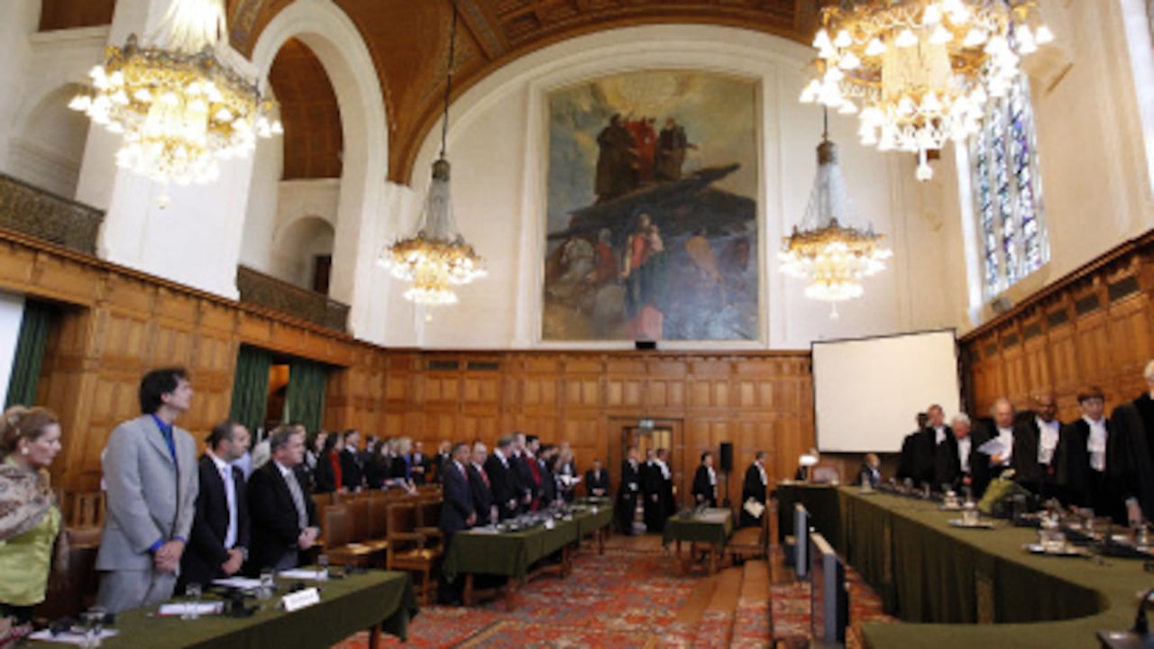 La corte, al no poder resolver la disputa con argumentos históricos, se atrincheró en el concepto de equidad.