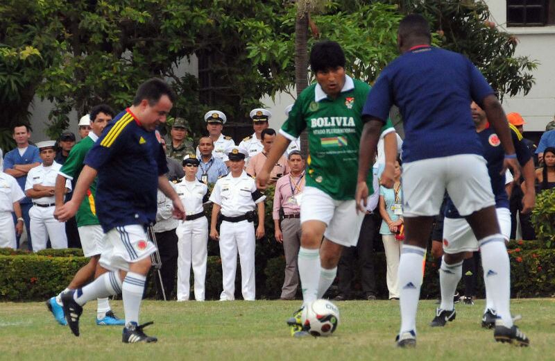 El boliviano Morales se mostró técnico en la cancha. En la imagen, burló a uno de los mejores de la cancha, el volante de recuperación Mauricio Santamaría.