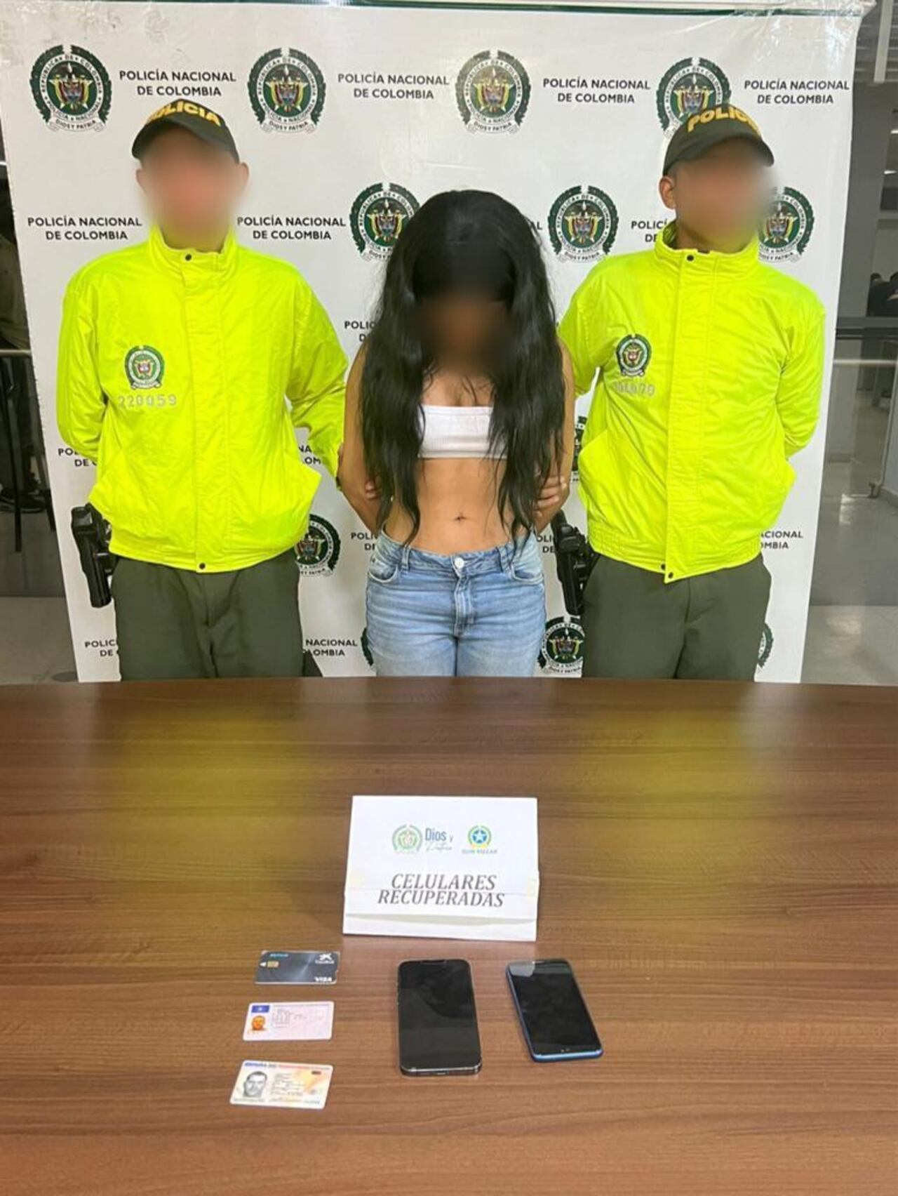 Una de las mujeres detenidas durante el operativo.