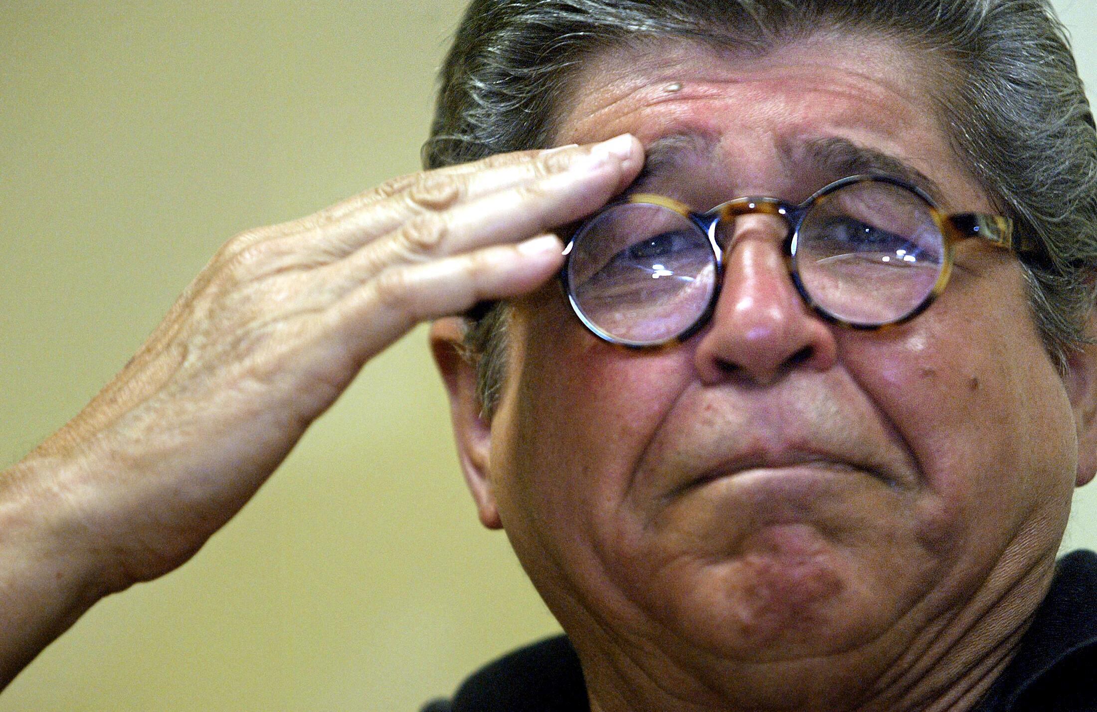 Alfredo Bryce Echenique en la presentación de "Entre la Soledad y el Amor," en Lima , 2006.