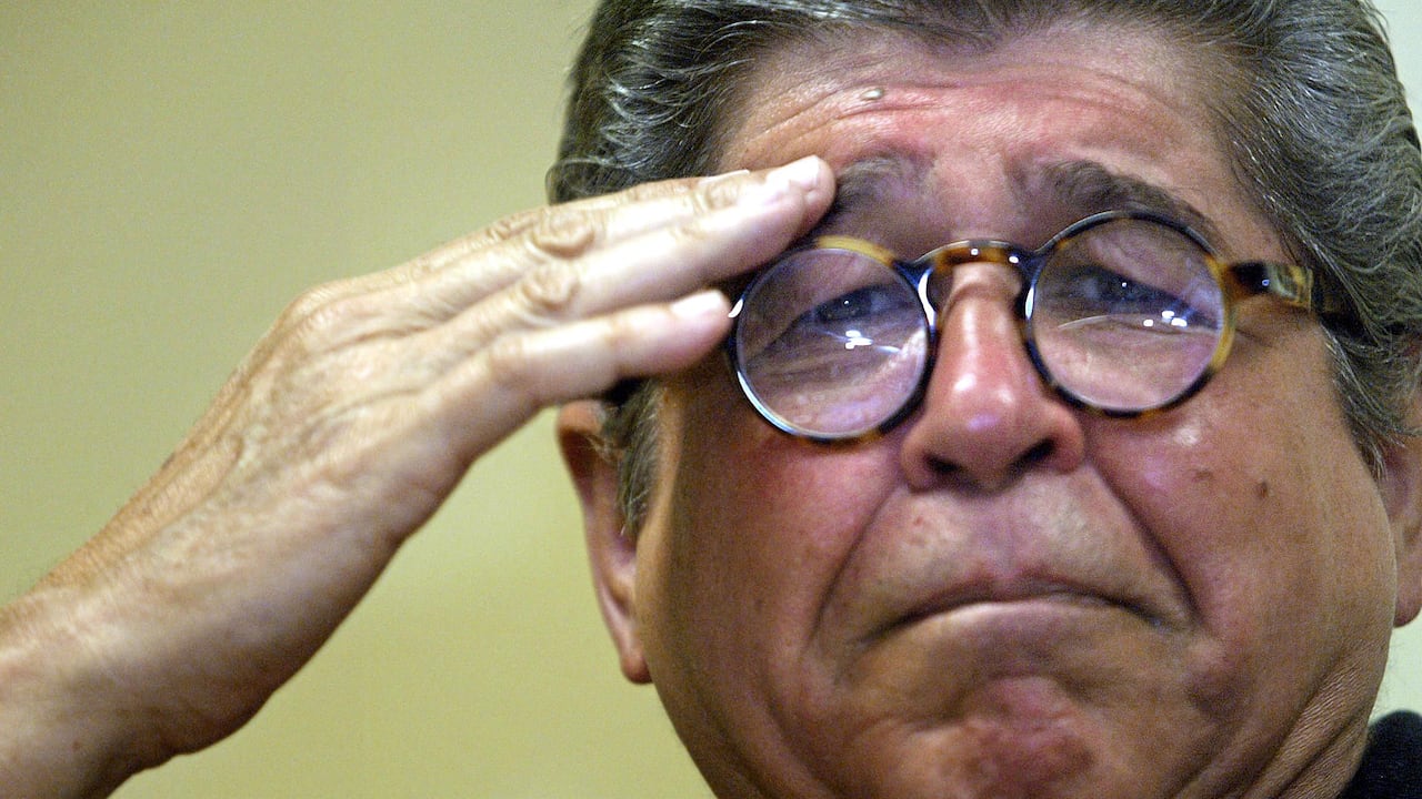 Alfredo Bryce Echenique en la presentación de "Entre la Soledad y el Amor," en Lima , 2006. Foto: Eitan ABRAMOVICH / AFP.