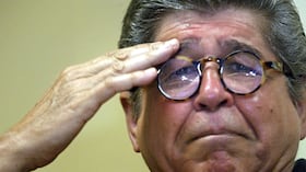 Alfredo Bryce Echenique en la presentación de "Entre la Soledad y el Amor," en Lima , 2006.