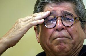 Alfredo Bryce Echenique en la presentación de "Entre la Soledad y el Amor," en Lima , 2006.