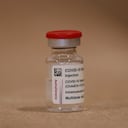 El frasco de la vacuna AstraZeneca COVID-19 se exhibe en la Iglesia de San Antonio de Padua en Sokolov, República Checa, el martes 16 de marzo de 2021. Hasta el martes, la República Checa ha administrado 1,119 663 dosis de vacunación en el país de aproximadamente 10,5 millones. Foto: AP / Petr David Josek.