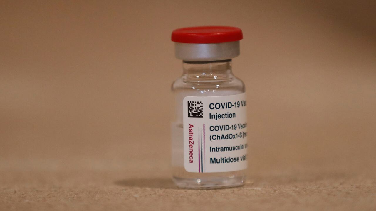 El frasco de la vacuna AstraZeneca COVID-19 se exhibe en la Iglesia de San Antonio de Padua en Sokolov, República Checa, el martes 16 de marzo de 2021. Hasta el martes, la República Checa ha administrado 1,119 663 dosis de vacunación en el país de aproximadamente 10,5 millones. Foto: AP / Petr David Josek.