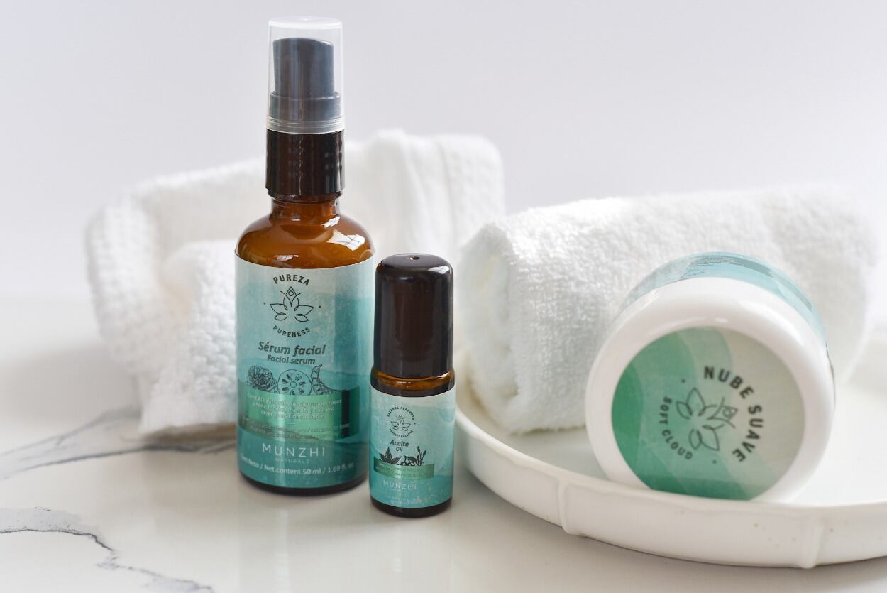 La colección inaugural de Munzhi incluye 12 productos en cuatro categorías: Bienestar, Cuidado Capilar, Cuidado Facial y Cuidado Corporal.