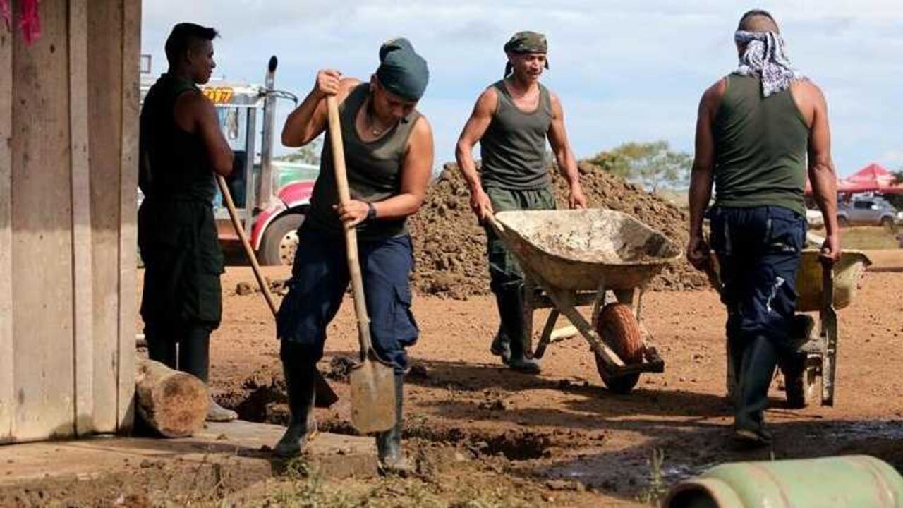 Guerrilleros realizan trabajos de mantenimiento durante la Décima Conferencia Nacional Guerrillera, en el Diamante, departamento de Caquetá. Foto: EFE