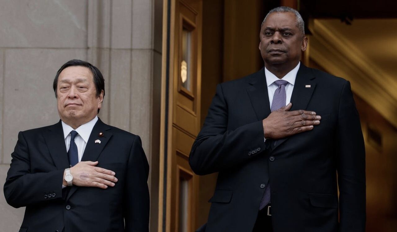 El ministro de Defensa de Japón, Yasukazu Hamada, junto al secretario de Defensa de Estados Unidos, Lloyd Austin