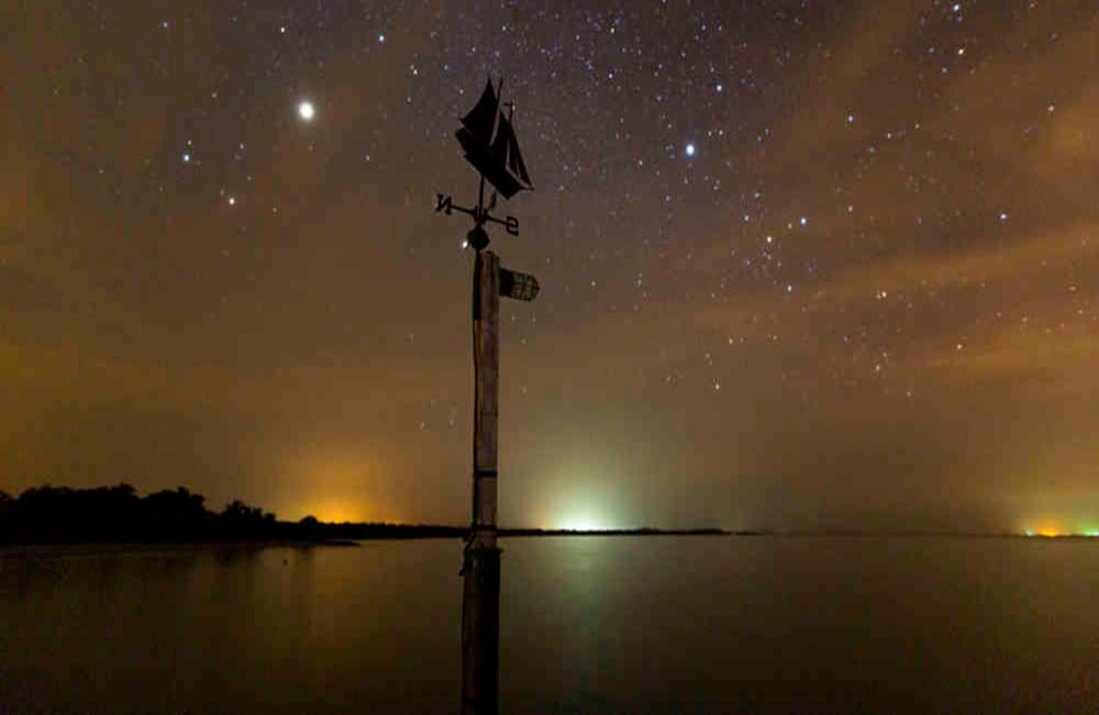 Golfo de Morrosquillo, Sucre. Esta veleta marca la dirección del viento. Al fondo brillan las luces de Tolú y Coveñas.