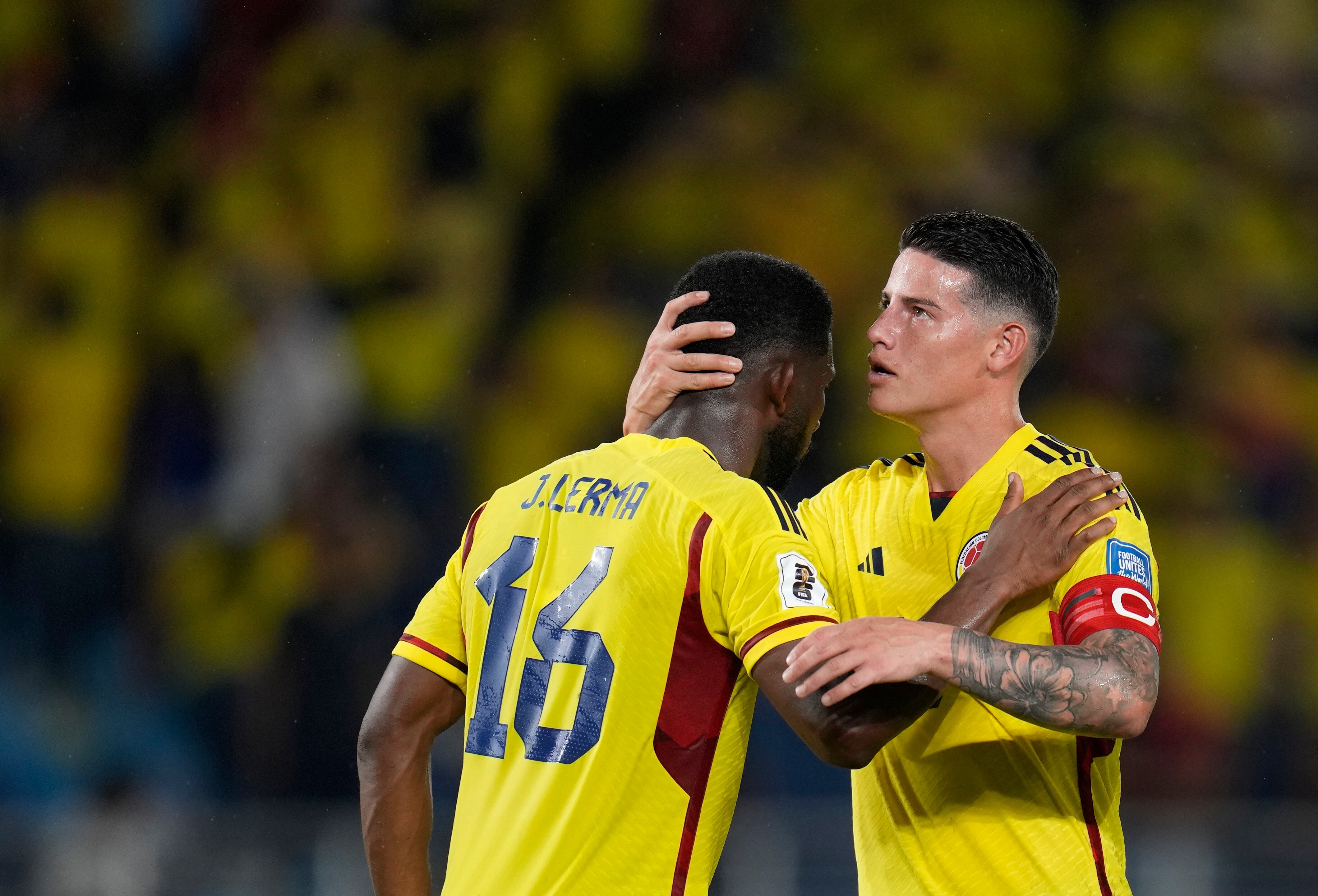 James Rodríguez y Jefferson Lerma celebrando la victoria de la Selección Colombia sobre Venezuela en la primera fecha de las eliminatorias al 2026