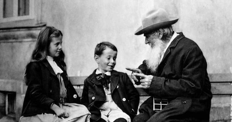 El escritor ruso León Tolstói, ¿se revolcaría en su tumba por este premio entregado en su nombre por un líder que profesa guerra y expansión? Eso dicen algunos de sus descendientes.