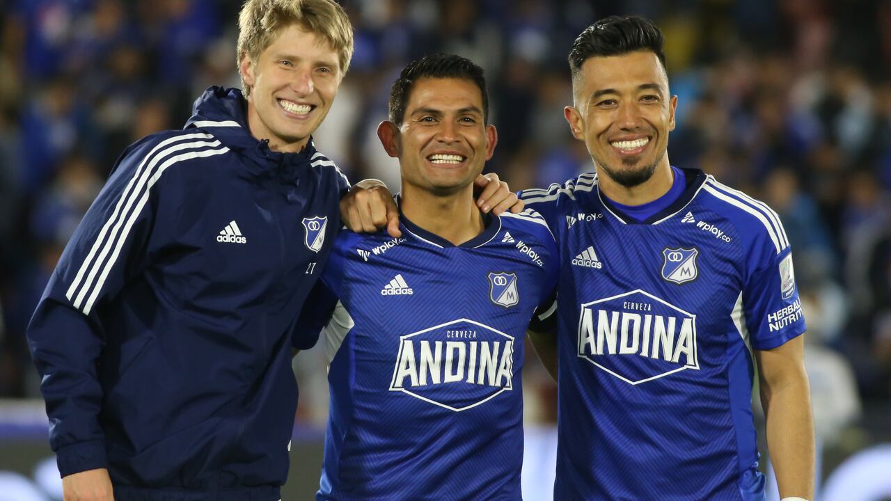 Andrés Llinás junto a Macalister Silva y Fernando Uribe, jugadores de Millonarios.