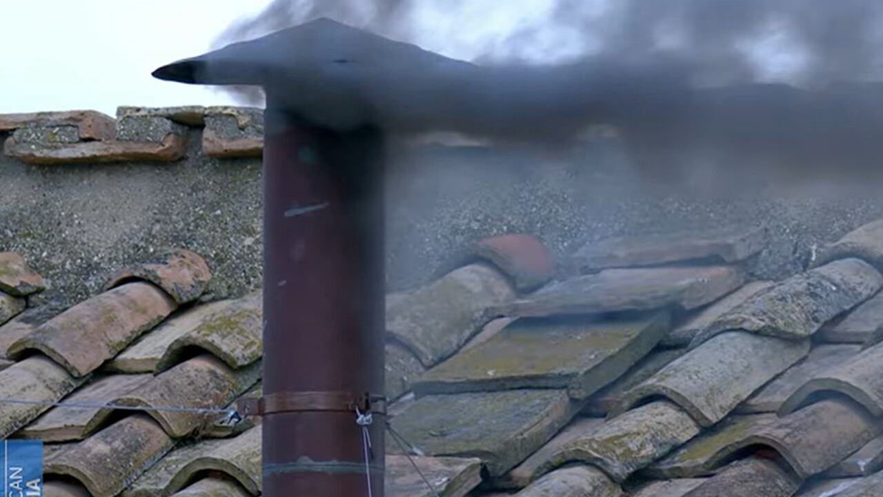 Sin consenso siguen en el Vaticano los cardenales. De nuevo la chimenea arrojó humo negro en la segunda votación de la mañana en la Sixtina. Foto: Vatican News