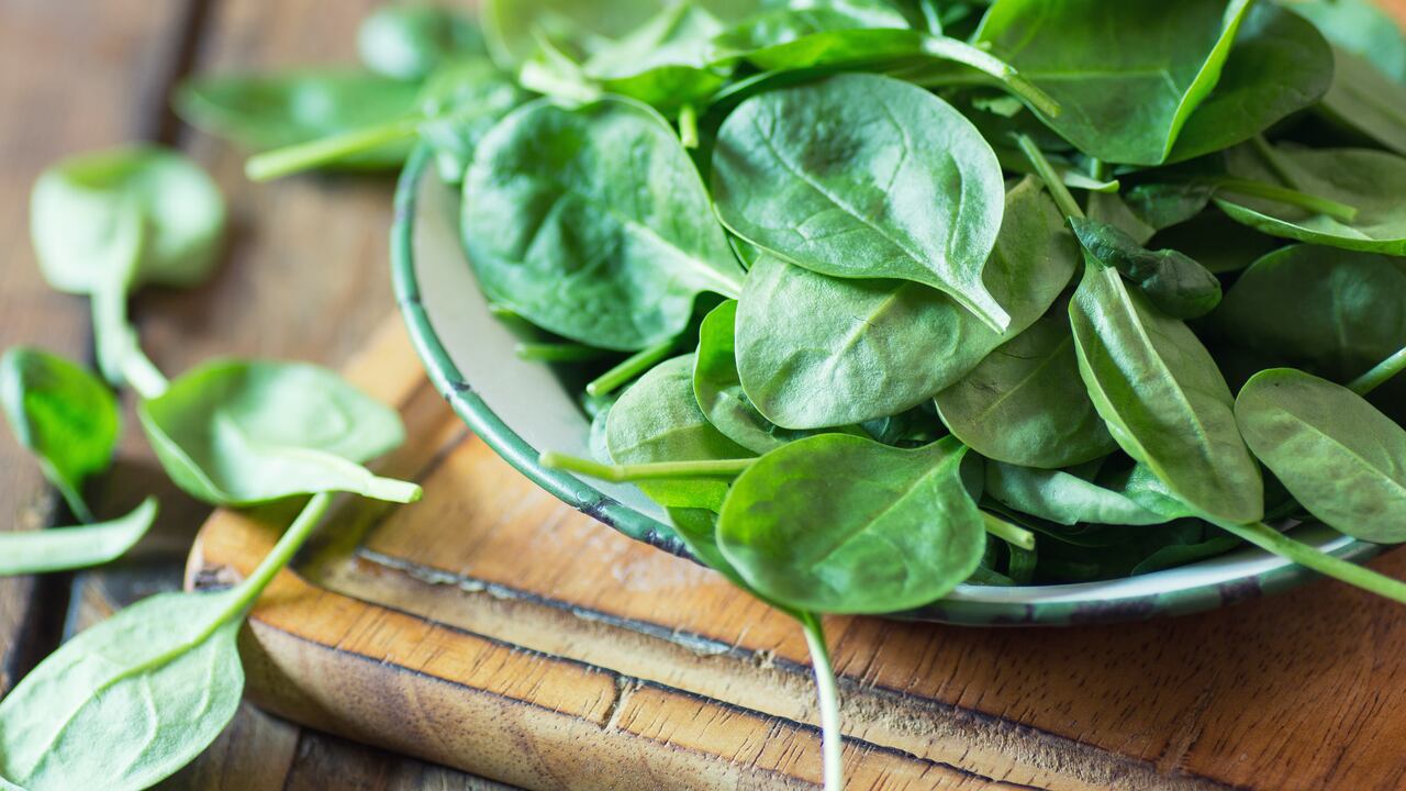 La espinaca puede ayudar a regular la glucosa en la sangre siempre y cuando se acompañe de actividad física y una buena alimentación. Además tiene un alto contenido de vitamina K.