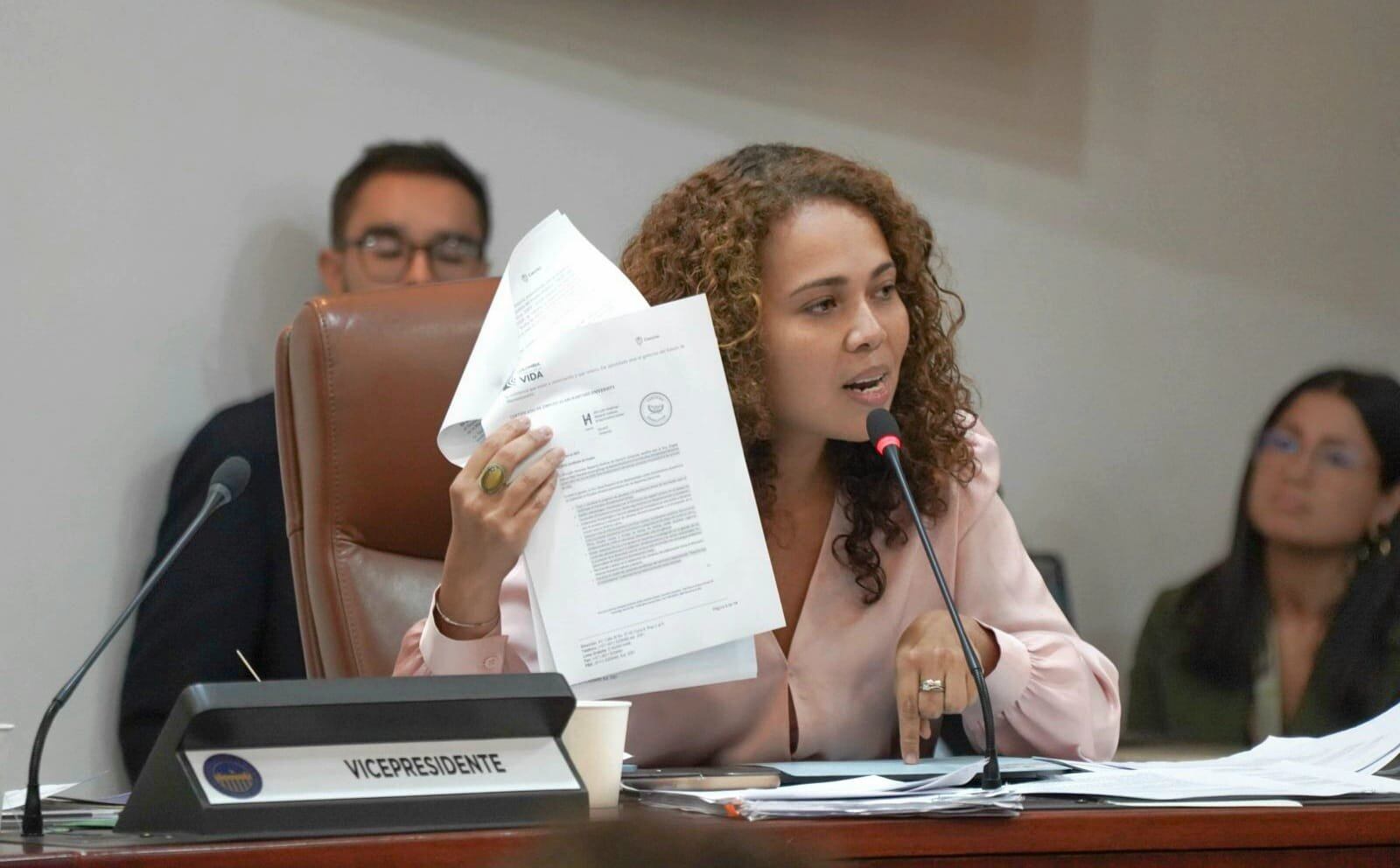 La ministra de Ciencia Yesenia Olaya respondió en el Congreso.