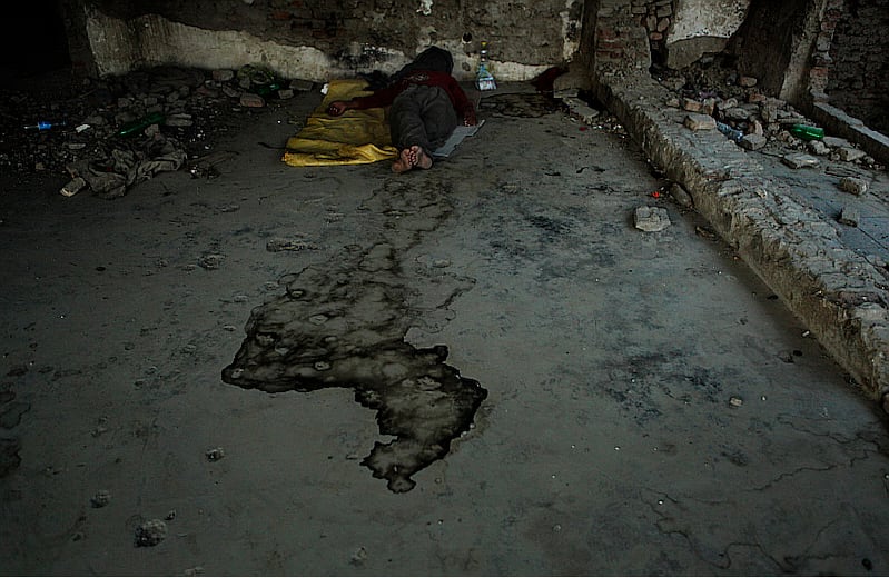 En el edificio, los drogadictos pasan días enteros. Incluso duermen allí, en el suelo, bajo los efectos de las drogas. 