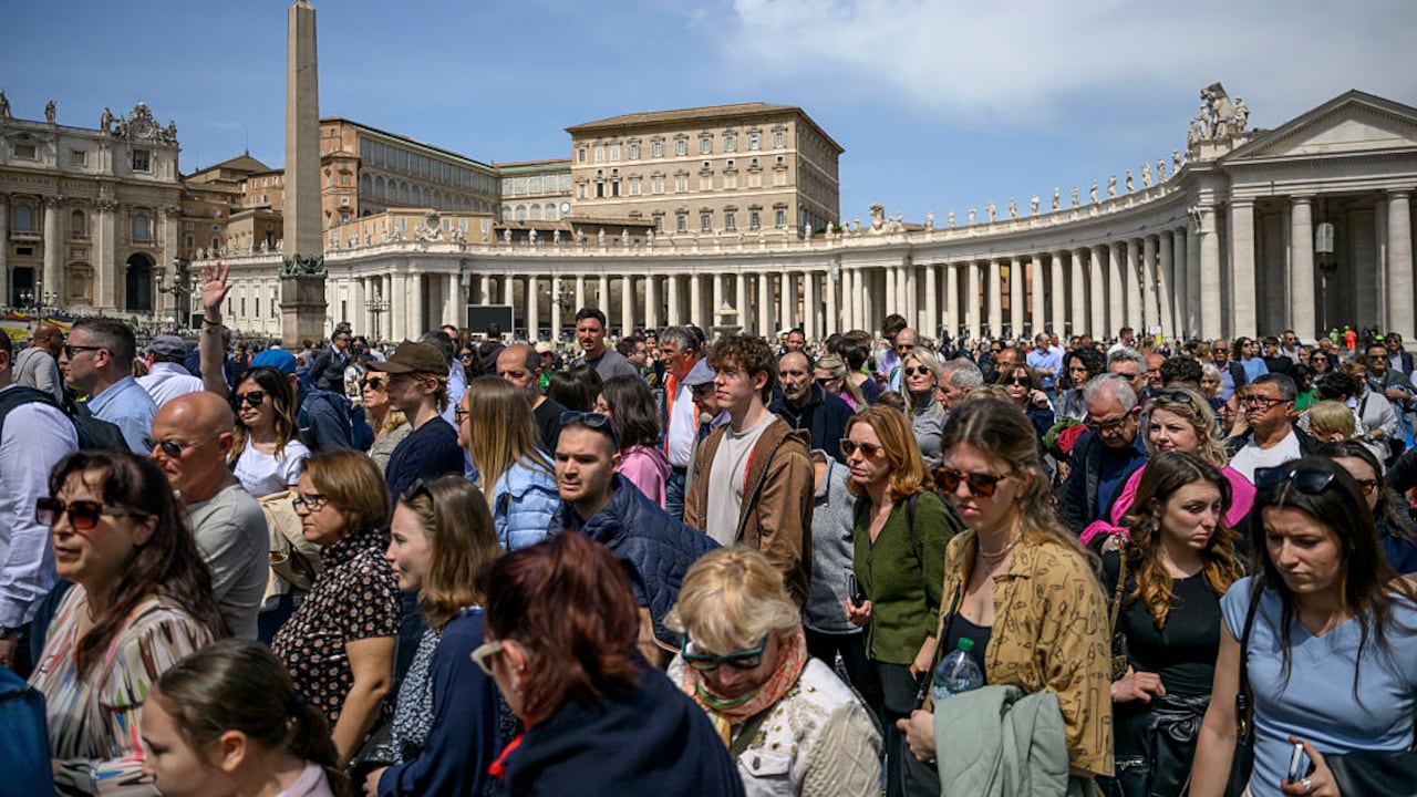 VATICAN CITY, VATICAN - APRIL 21: Faithful visit St Peter's Square following the death of Pope Francis, on April 21, 2025 in Vatican City, Vatican. The Vatican announced that Pope Francis,88, died "this morning at 07:35 local time (05:35 GMT) the Bishop of Rome, Francis, returned to the home of the Father". His death comes after he appeared in St Peter's Square yesterday, wishing thousands of worshippers "Happy Easter." (Photo by Antonio Masiello/Getty Images)