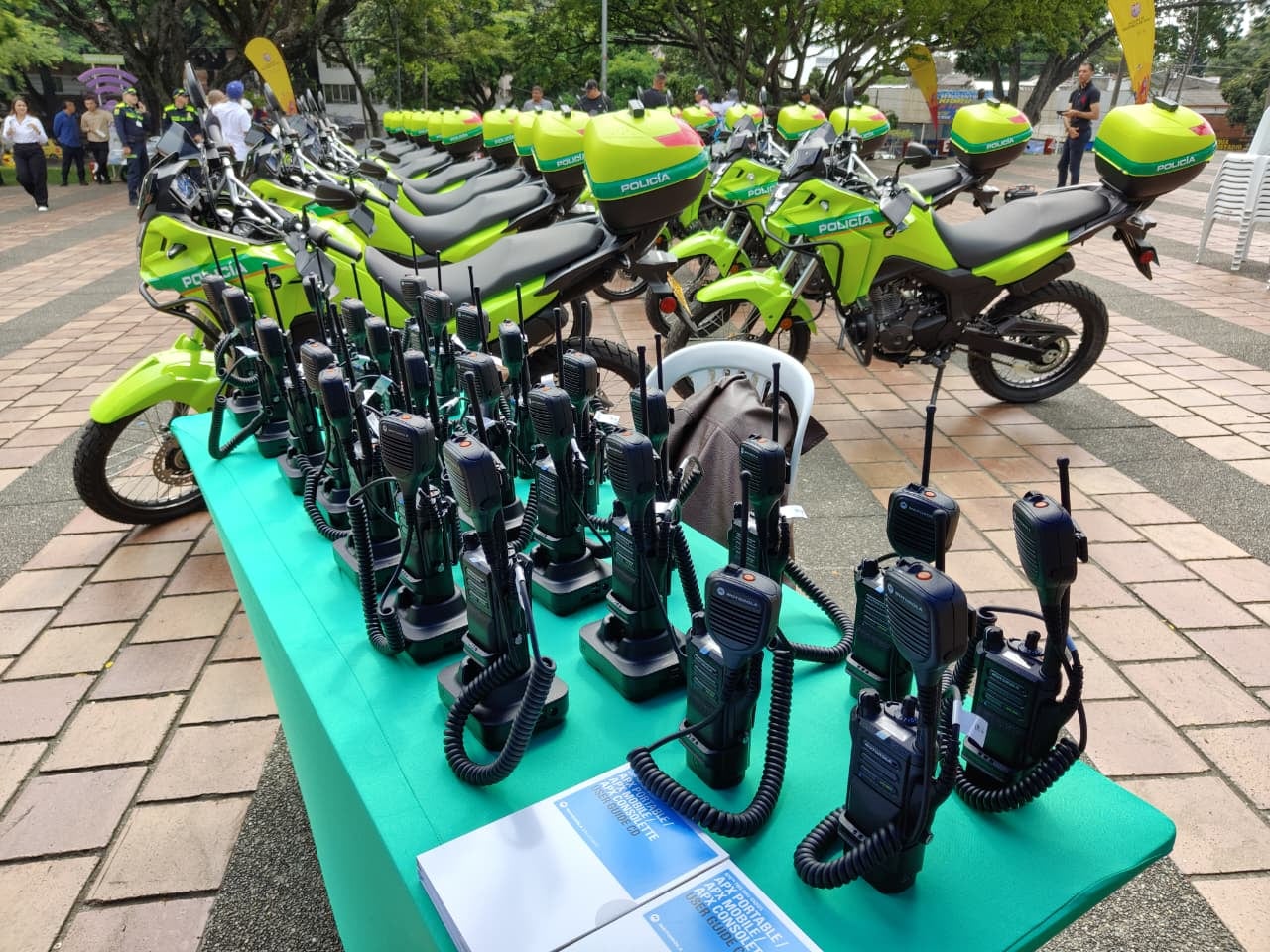 También fueron entregados 50 radios a la Policía de Tránsito de Cali.