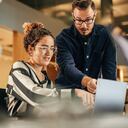 En su propósito de contribuir a formar líderes globales en el país, ofrece una experiencia inmersiva en el Laboratorio Empresarial de la Facultad y una Sala exclusiva que se construyó para este MBA. Las clases con docentes internacionales se dictan en inglés, con traducción simultánea.