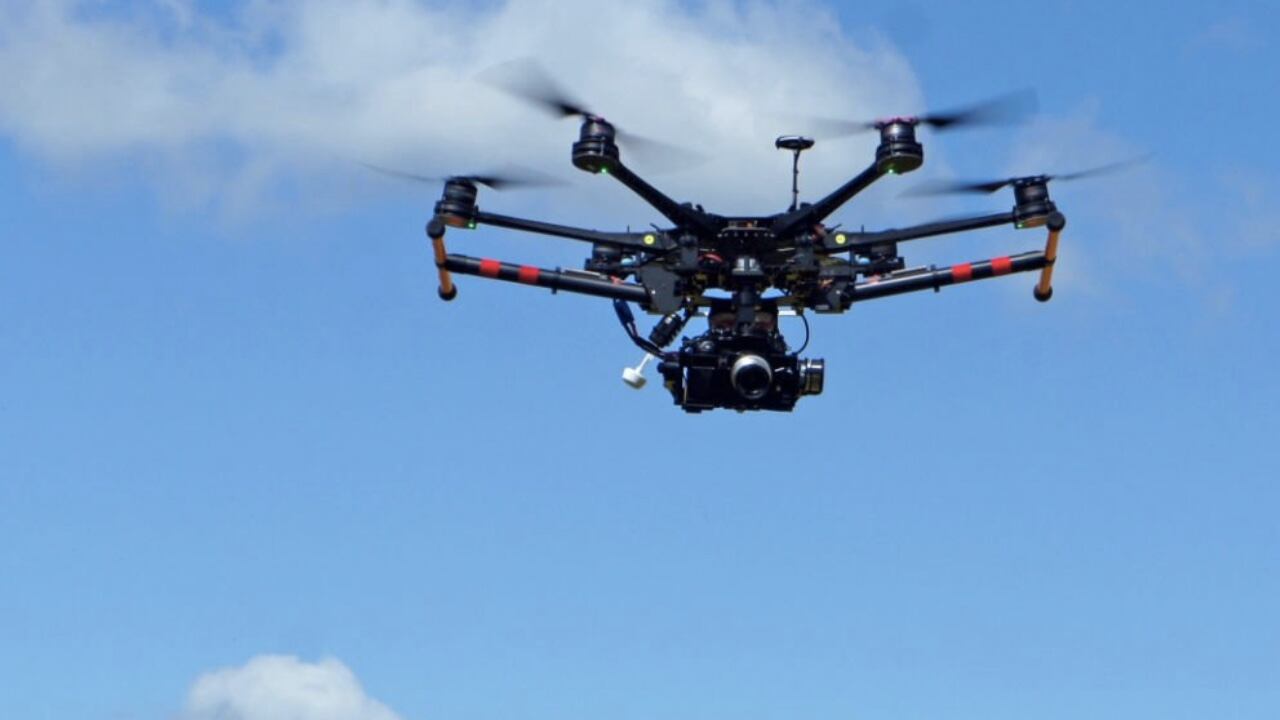 El uso de drones en Colombia está regulado por la Aeronáutica Civil de Colombia (Aerocivil) para garantizar la seguridad, la privacidad y el orden público.