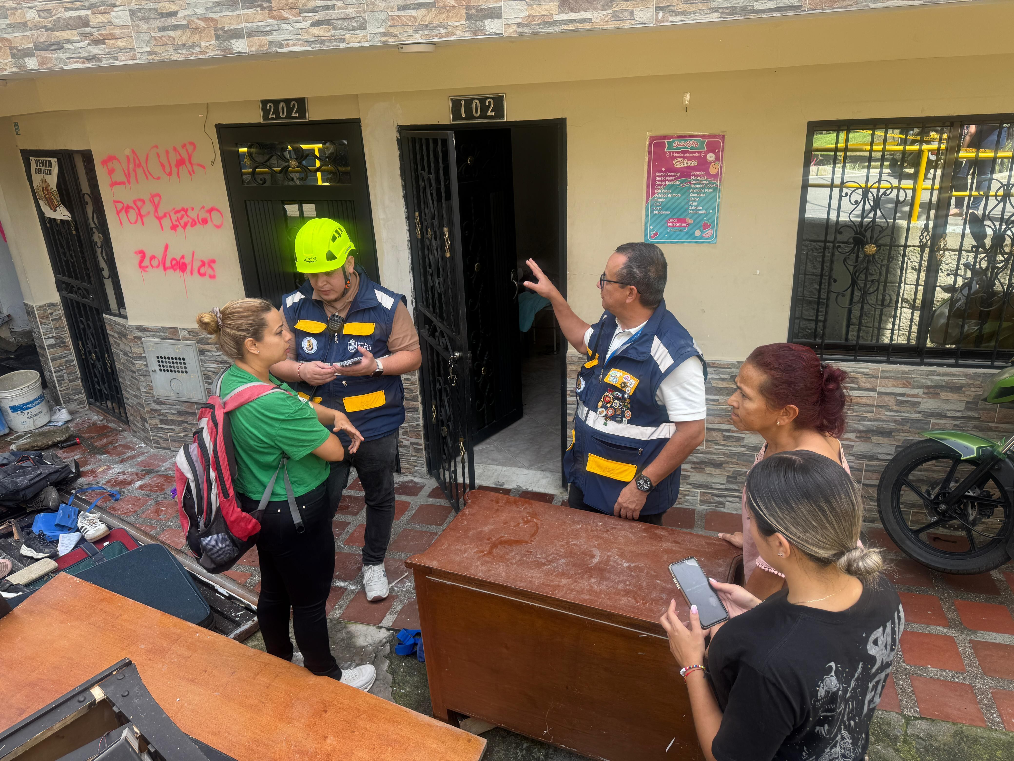 Dos familias fueron evacuadas tras la explosión, al parecer por un cilindro de gas, en una casa de Camparola, en Itagüí.