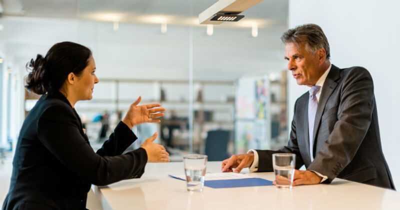 Entrevista de trabajo con hoja de vida