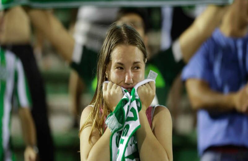Chapecoense. El drama de la tragedia aérea del Chapecoense unió al mundo deportivo el 28 de noviembre. El accidente, en el que murieron 71 personas, entre jugadores, periodistas y tripulación, trascendió las fronteras. Tanto en el estadio Atanasio Girardot de Medellín, donde Colombia homenajeó a los fallecidos, así como en el Arena Condá de Chapecó, Brasil –donde fue tomada esta foto–, los asistentes representaron el dolor que embargó al planeta.