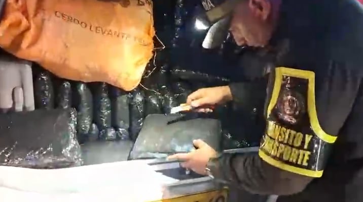Policía incautó marihuana en Cundinamarca en una camioneta gemeleada y con placas oficiales.