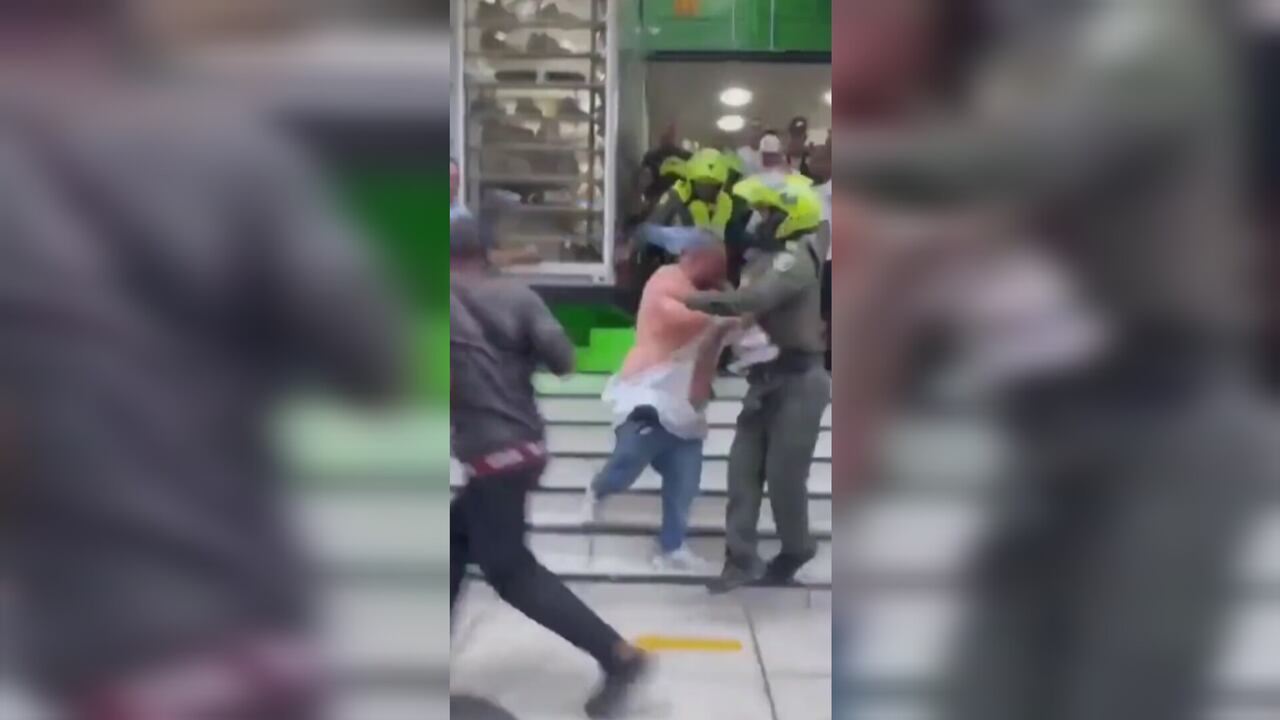 En el centro de Cali fue sorprendido un hombre robando; la ciudadanía lo acorraló y lo golpeó.