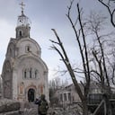 Un militar ucraniano toma una fotografía de una iglesia dañada tras un bombardeo en un barrio residencial de Mariúpol, Ucrania, el 10 de marzo de 2022. (Foto: AP /Evgeniy Maloletka, Archivo).