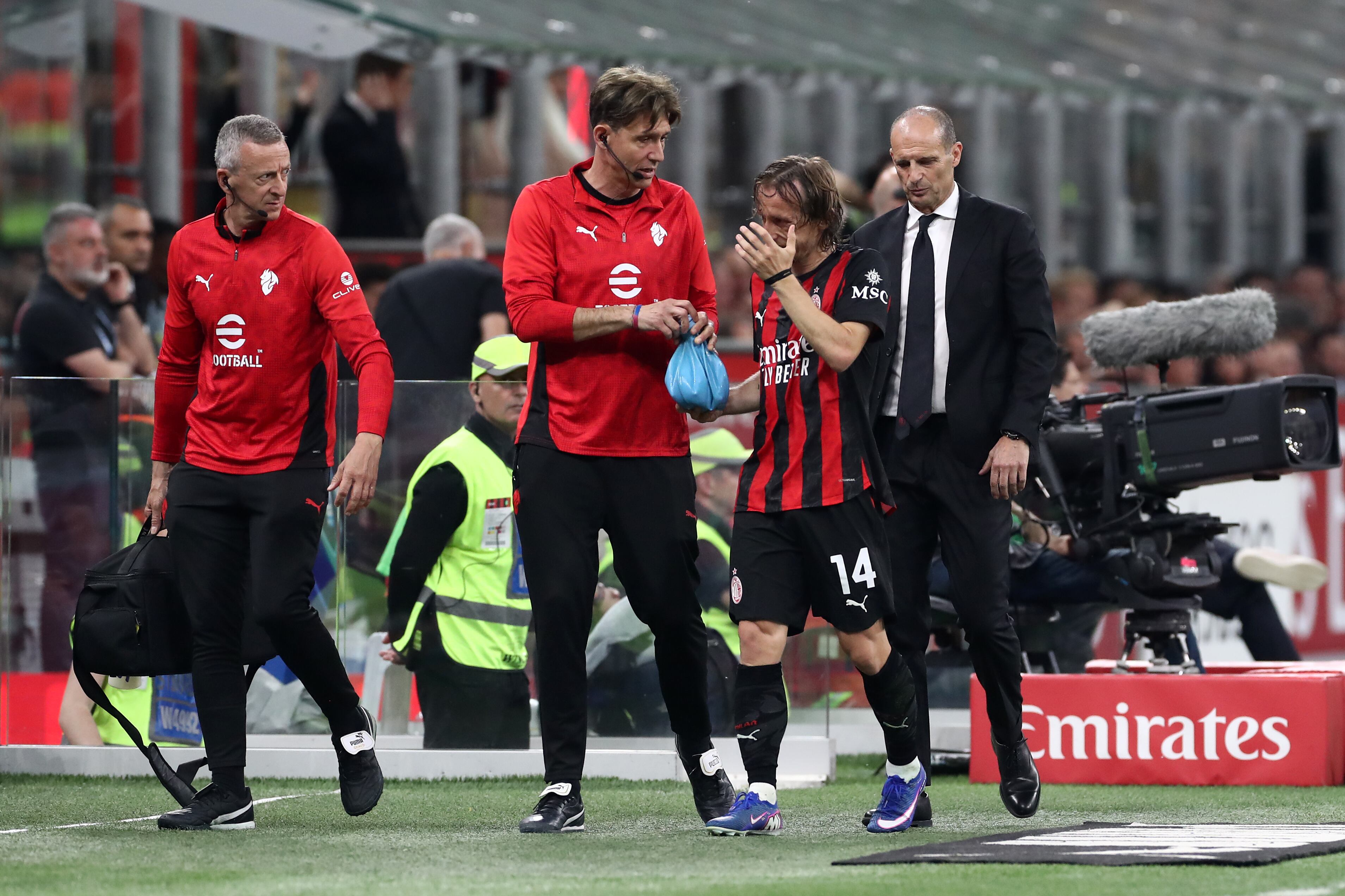 Luka Modric, del AC Milan, es asistido por el personal médico tras caer lesionado durante el partido de la Serie A entre el AC Milan y la Juventus FC en el estadio Giuseppe Meazza el 26 de abril de 2026 en Milán, Italia.