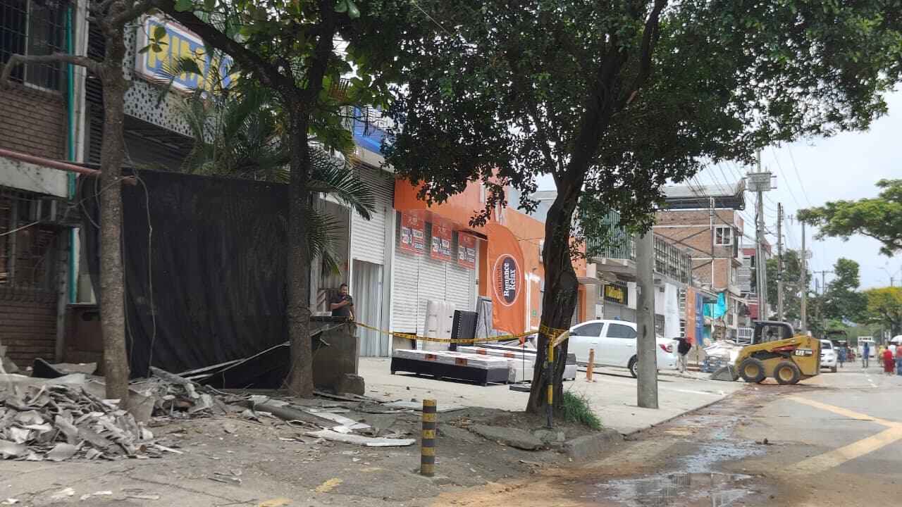 Comerciantes manifiestan falta de apoyo tras atentado en la base aérea Marco Fidel Suarez de Cali.