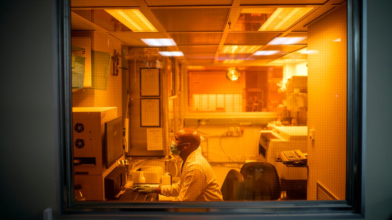 Sandile Cele, investigador del Instituto de Investigación de Salud África en Durban, Sudáfrica, trabaja en la variante ómicron del coronavirus.