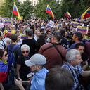 Los partidarios de la oposición venezolana se manifiestan frente al Parlamento español mientras los parlamentarios españoles debaten después de que el partido de derecha español PP solicitara el reconocimiento por parte del Estado español de Edmundo González Urrutia como ganador de las elecciones venezolanas en el Congreso español en Madrid el 10 de septiembre de 2024.