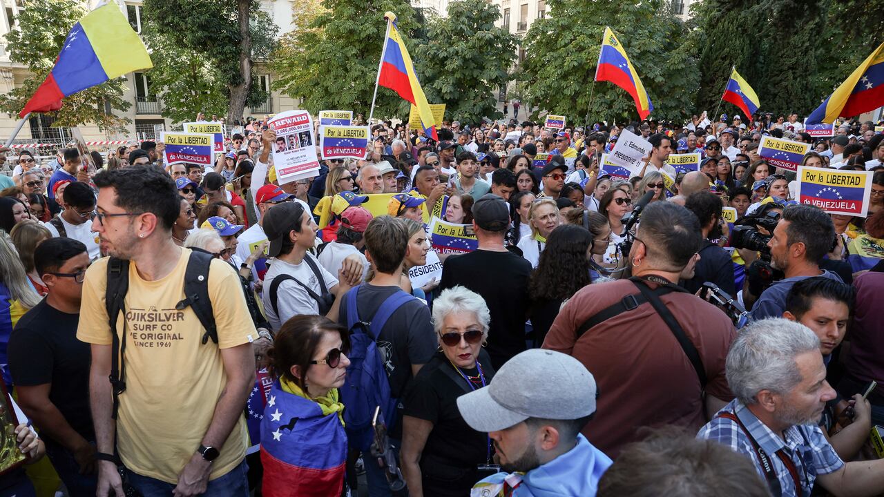 Los partidarios de la oposición venezolana se manifiestan frente al Parlamento español mientras los parlamentarios españoles debaten después de que el partido de derecha español PP solicitara el reconocimiento por parte del Estado español de Edmundo González Urrutia como ganador de las elecciones venezolanas en el Congreso español en Madrid el 10 de septiembre de 2024.