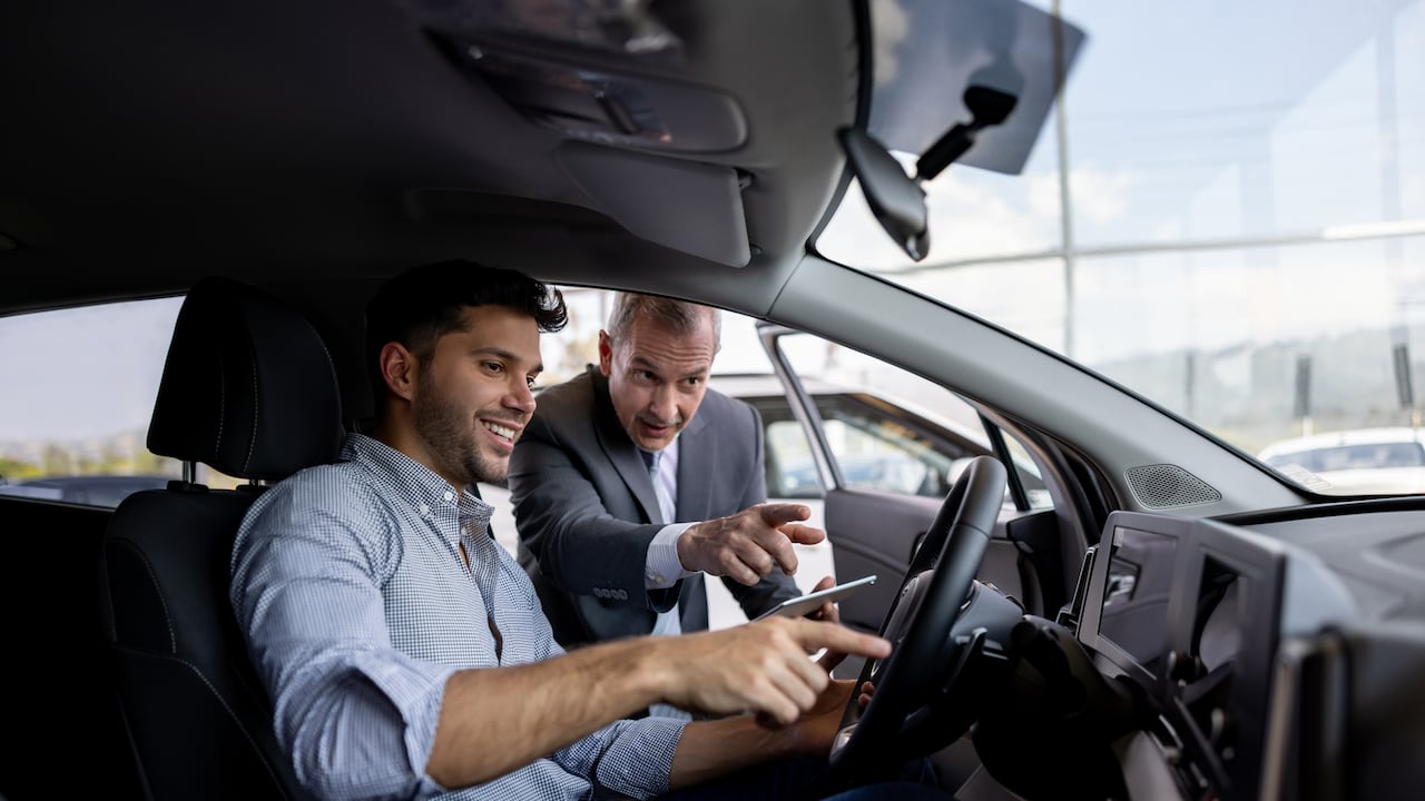 Alquilar un carro puede ahorrarle dinero en costos fijos que, usualmente, son los que debe cubrir el propietario de un vehículo.