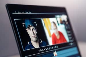 Deep fake, IA e intercambio de caras en la edición de vídeo. Deepfake y aprendizaje automático. Tecnología de seguimiento, detección y reconocimiento facial. Intercambio de identidad digital. Maqueta de software informático. Imagen de fraude.